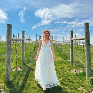 Beautiful bridal dress from selfie Leslie!